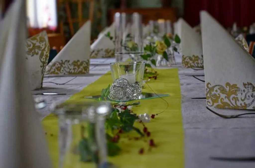 Nahaufnahme der dekorierten Tafel im Saal