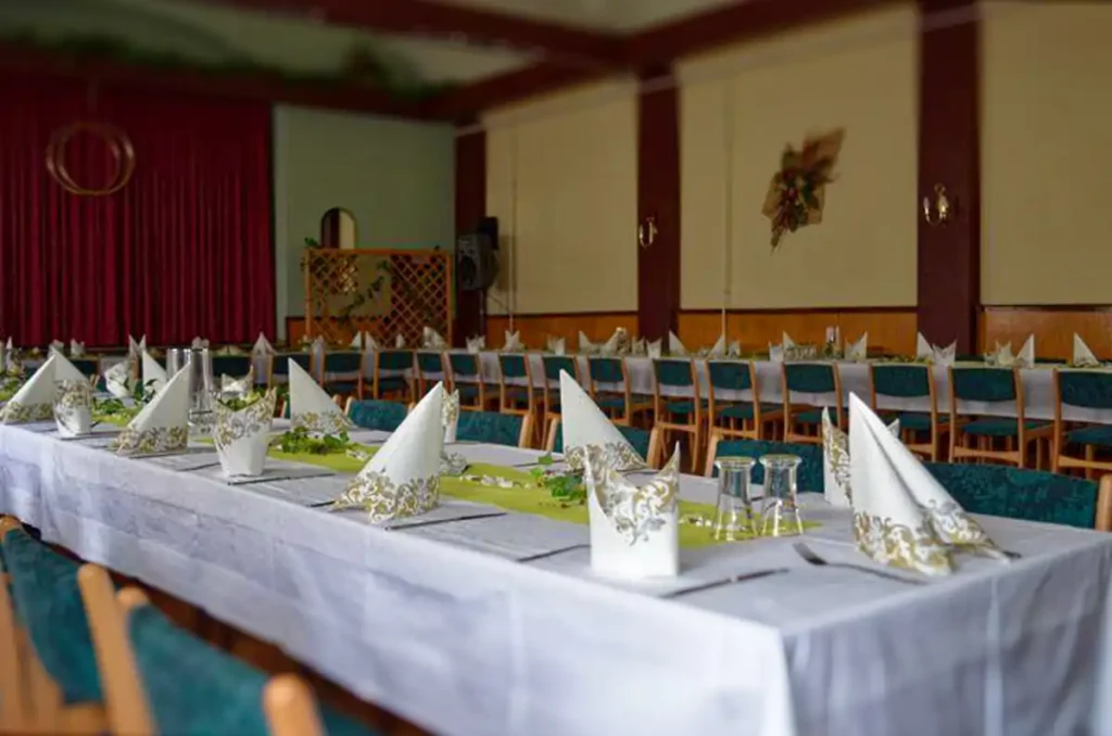 Nahaufnahme einer gedeckten Tafel im Saal